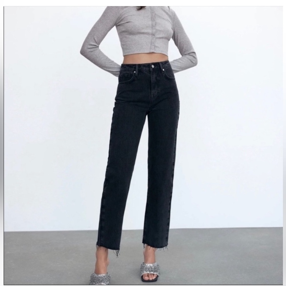 ZARA: Frayed Hem Cropped Denim Jeans